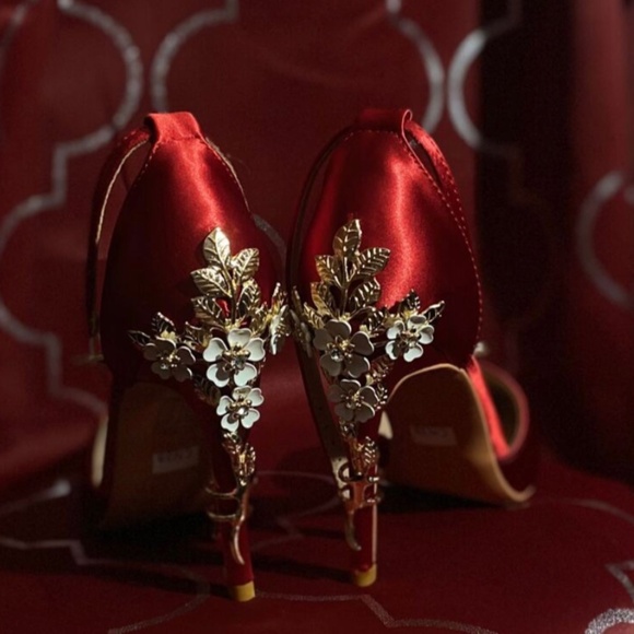 Red Satin High Heel Shoes Embellished Flowers Metal Gold Detail - Picture 6 of 16